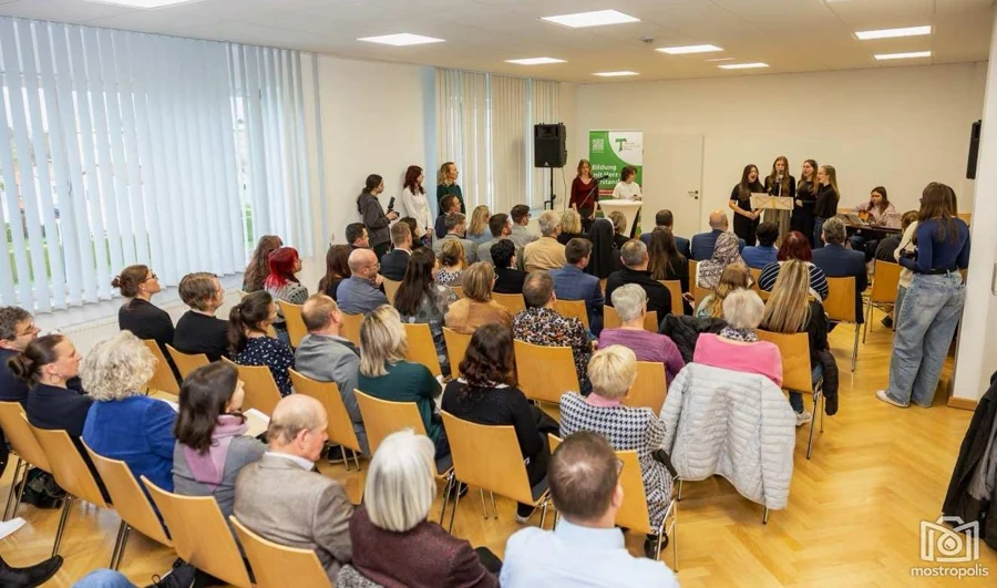 Publikum und Mitwirkende bei einer Präsentation in Amstetten.